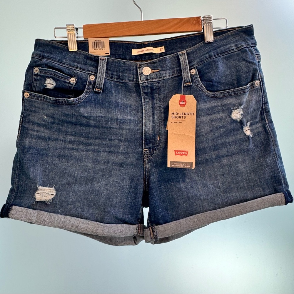 Levi’s mid length shorts | NWT | medium wash | 14